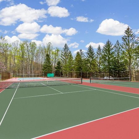 Chalet W Hot Tub, Large Deck, Grill, & Fast Wifi Berkeley Springs Exterior foto