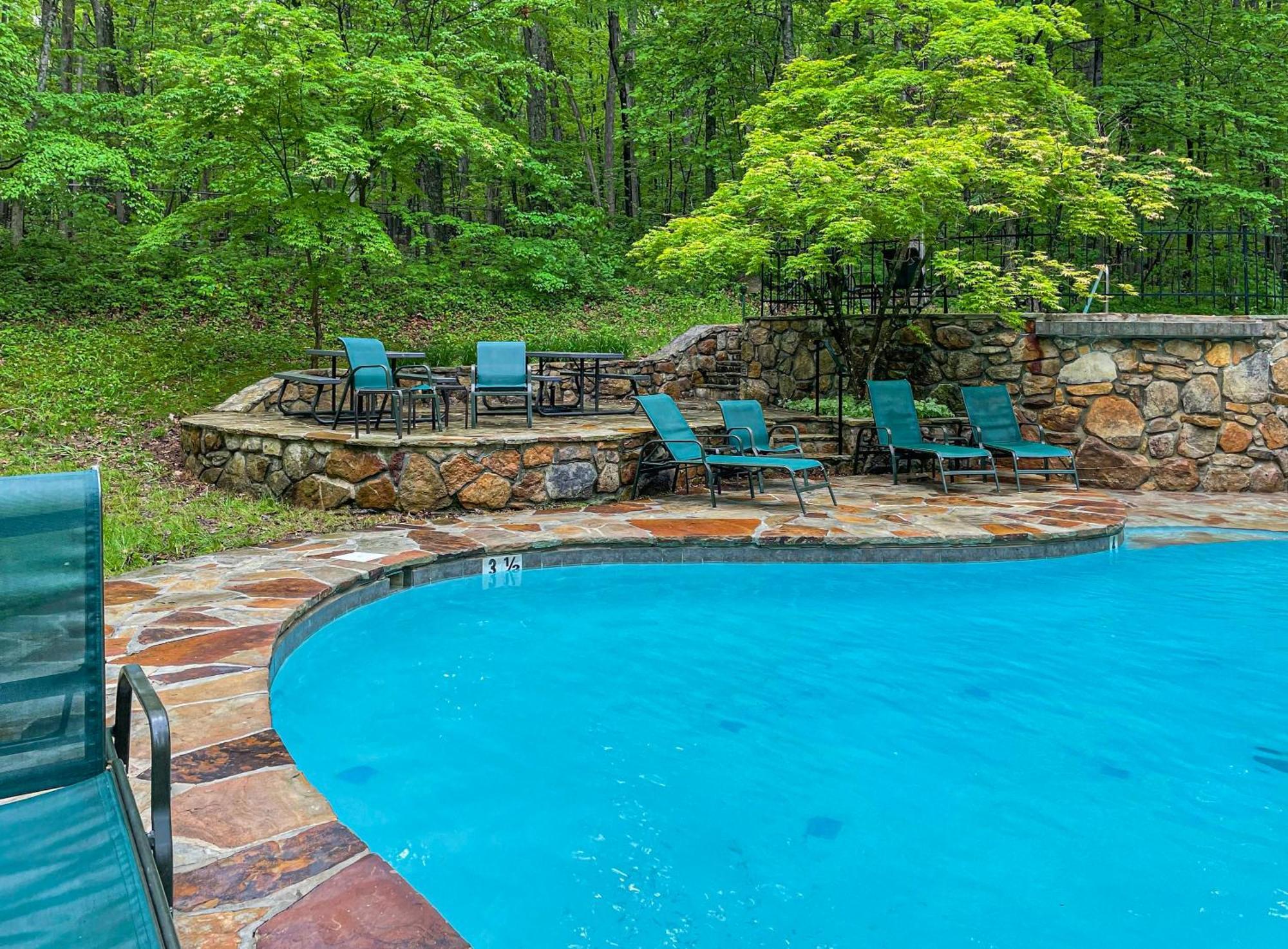 Chalet W Hot Tub, Large Deck, Grill, & Fast Wifi Berkeley Springs Exterior foto